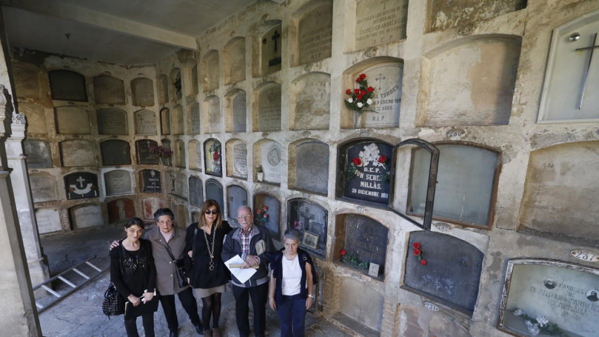 Alguns titulars de nínxols de l’àrea de Santa Cecília afectats per la demolició, ahir al cementiri.