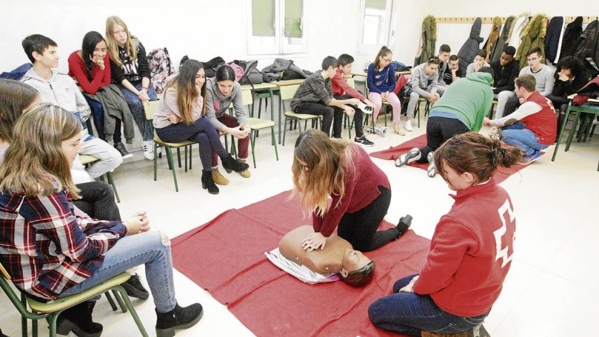 Una de las sesiones formativas impartidas por Creu Roja a alumnos de tercero de ESO del colegio Sagrada Família.