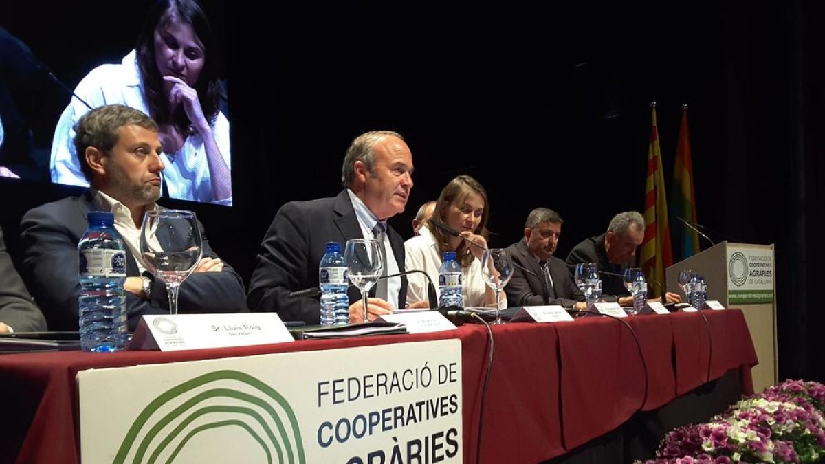 Ramon Sarroca, junto a la consellera Meritxell Serret, se dirige a la asamblea de la FCAC.