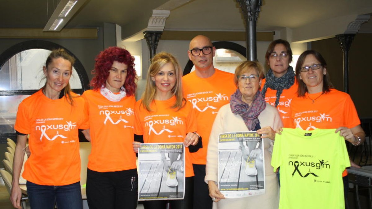 Organitzadors al costat de la tinent d’alcalde Montse Parra, ahir, durant la presentació.