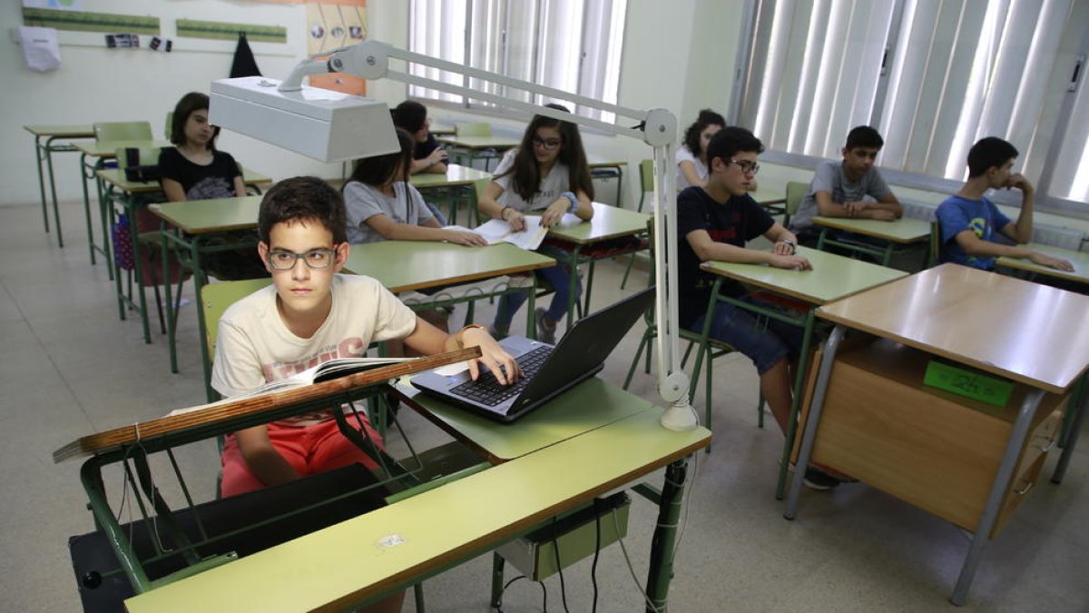 Un alumne d’ESO de l’institut Lladonosa, amb material que l’ajuda a veure-hi millor per seguir la classe.