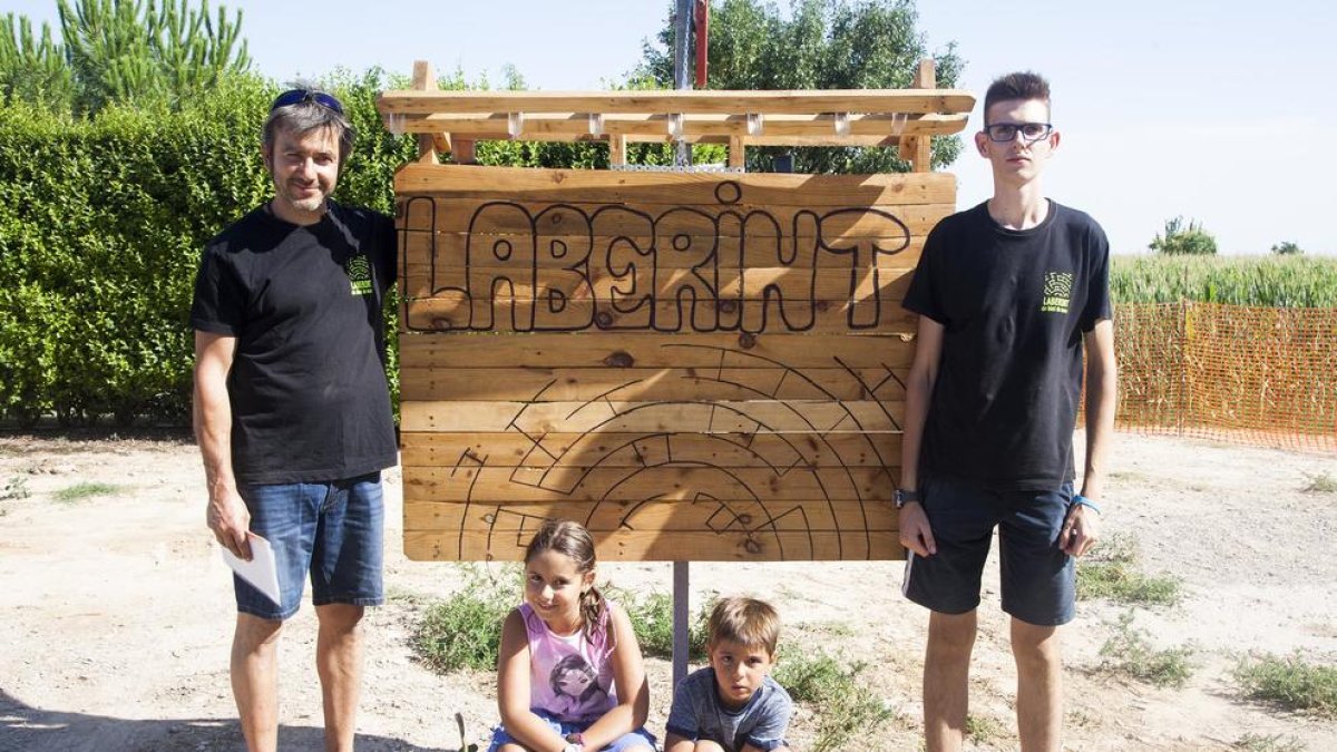 Los impulsores, a las puertas del laberinto, que ocupa unas tres hectáreas de terreno.