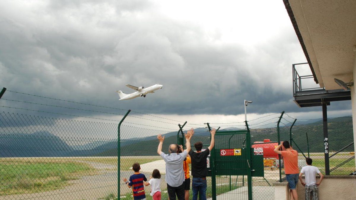 Imatge d’arxiu d’un avió enlairant-se des de l’aeroport de la Seu i Andorra.