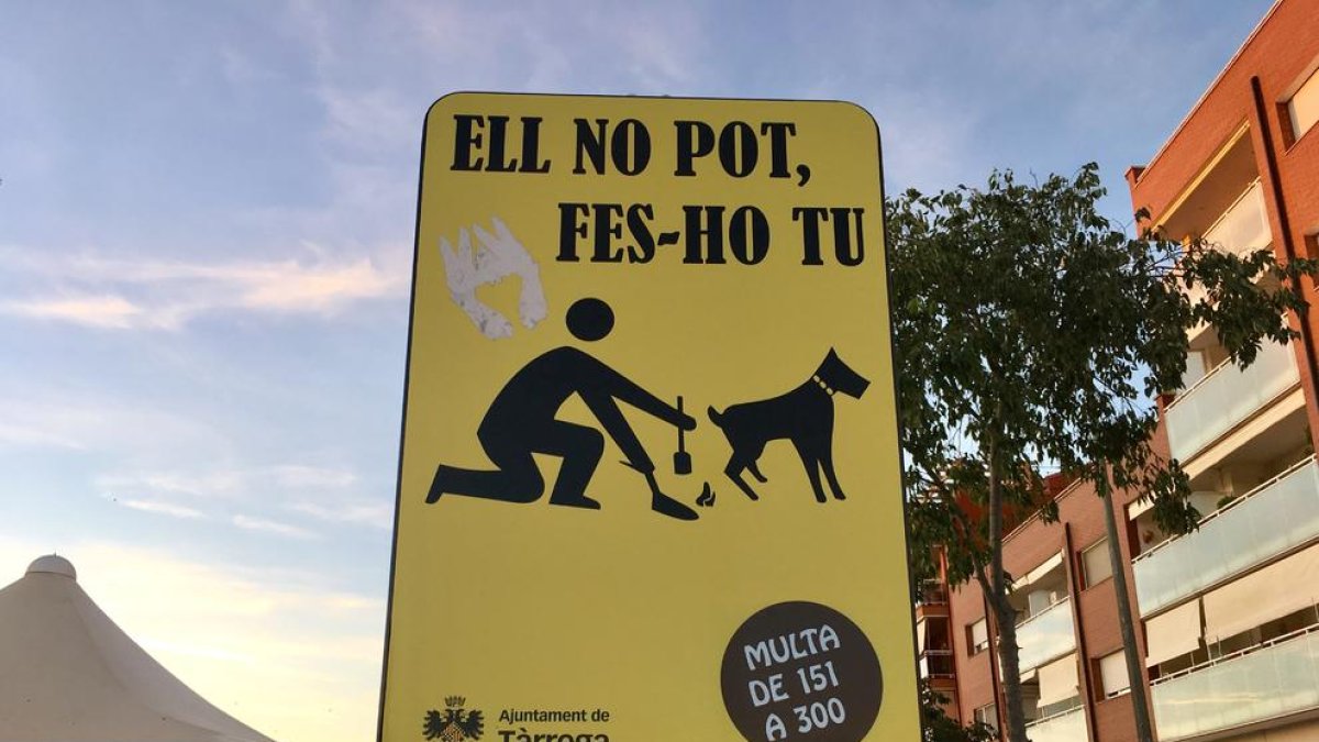 Cartel en Tàrrega que avisa sobre el importe máximo de multas.