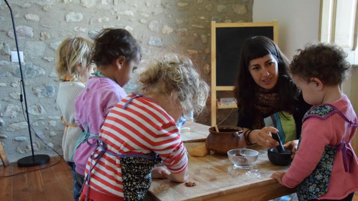 Maria Monzó, amb els quatre nens que cuida a la seua casa de Bellver de Cerdanya.