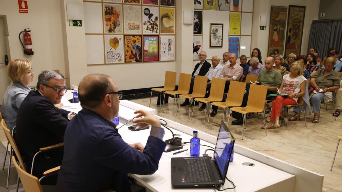 Fina, Ros i Parra van presentar el projecte als agents i les entitats culturals de la ciutat.