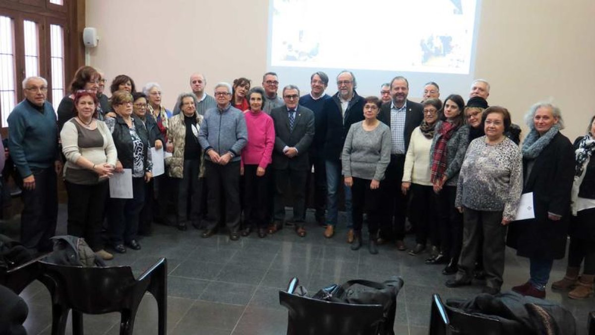 Foto de familia de los participantes en el último curso de cuidadores no profesionales.