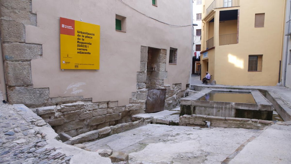 La plaça de la Reguereta, amb el popular i antic safareig públic, que encara es conserva.