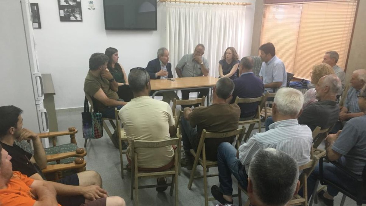 La reunió de Llorens amb regants i edils de Peramola i Bassella.