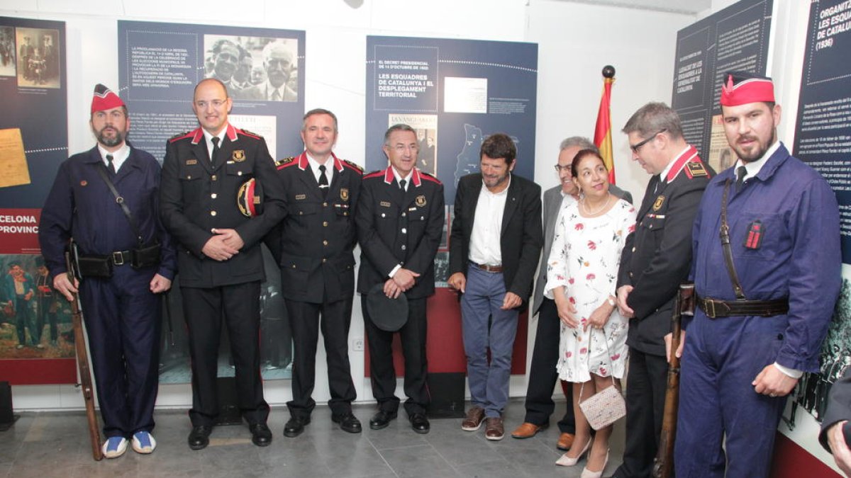 El director de los Mossos, Albert Batlle, ayer con mandos policiales e institucionales en Les Borges.