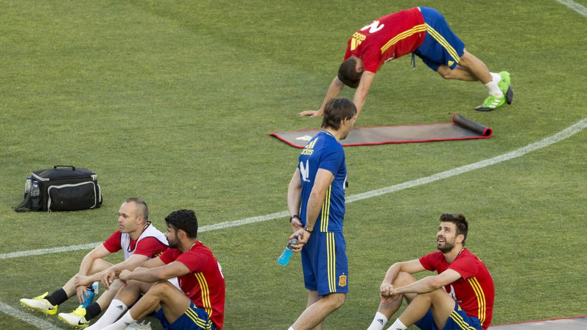 Gerard Piqué conversa con el seleccionador Julen Lopetegui ayer durante el entrenamiento.