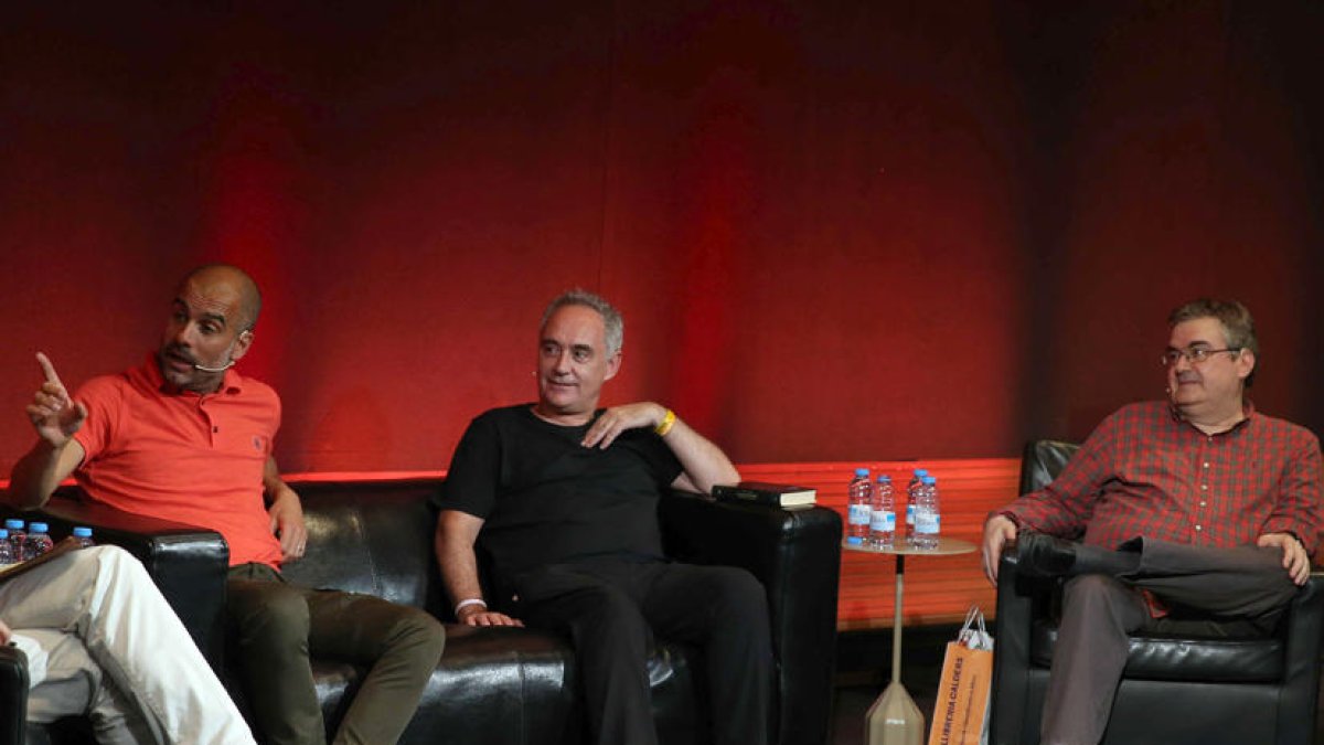 Pep Guardiola, Ferran Adrià i Sergi Pàmies, ahir en l’acte d’homenatge a Johan Cruyff.