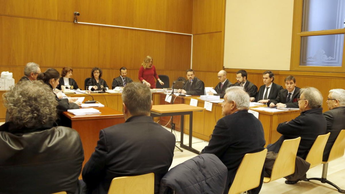 Algunos de los acusados, ayer ante la Audiencia de Barcelona.