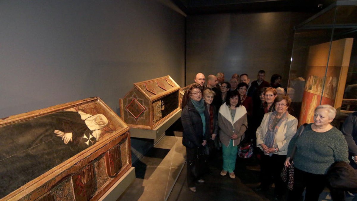 Representantes de las 17 asociaciones de la plataforma de entidades de Lleida, ayer en el Museu junto a diversas piezas de Sigena.
