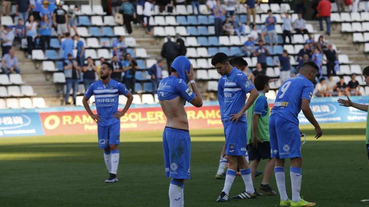 Jugadors del Lleida, decebuts després de l’empat de diumenge.