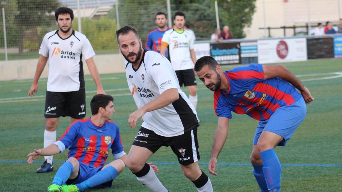 Albert, del Vallfogona, controla un balón en una acción del partido de ayer.