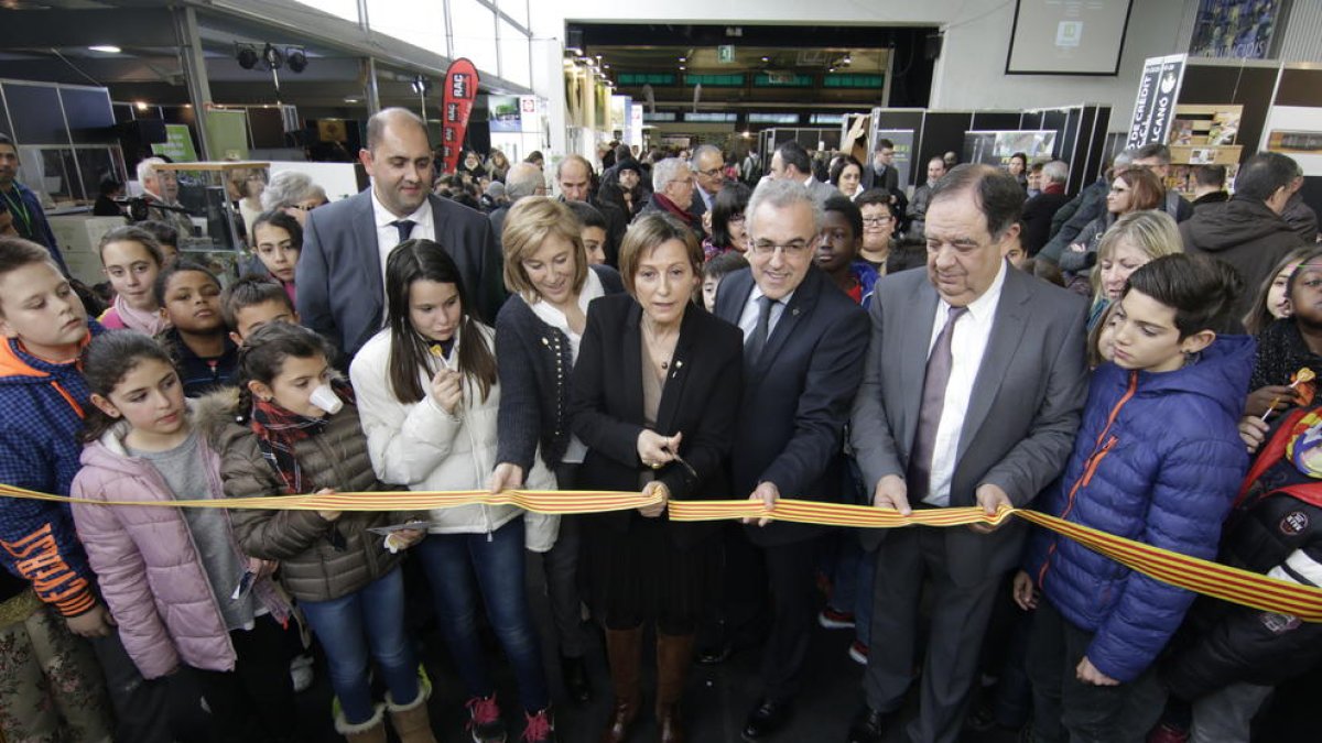 Forcadell, al costat de l’alcalde de les Borges, Enric Mir, durant el tall de cinta en l’acte inaugural.