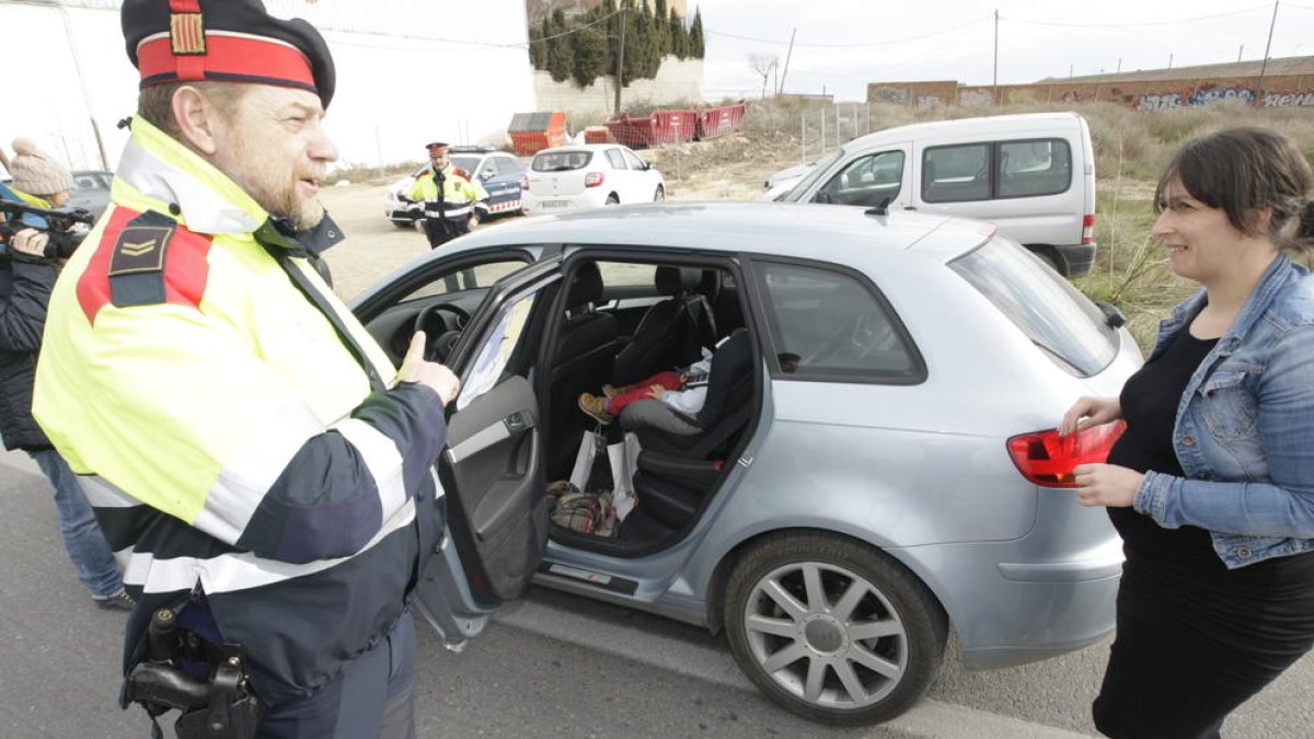 Un agent dels Mossos va comprovar ahir el sistema de retenció infantil en un control a Llívia.