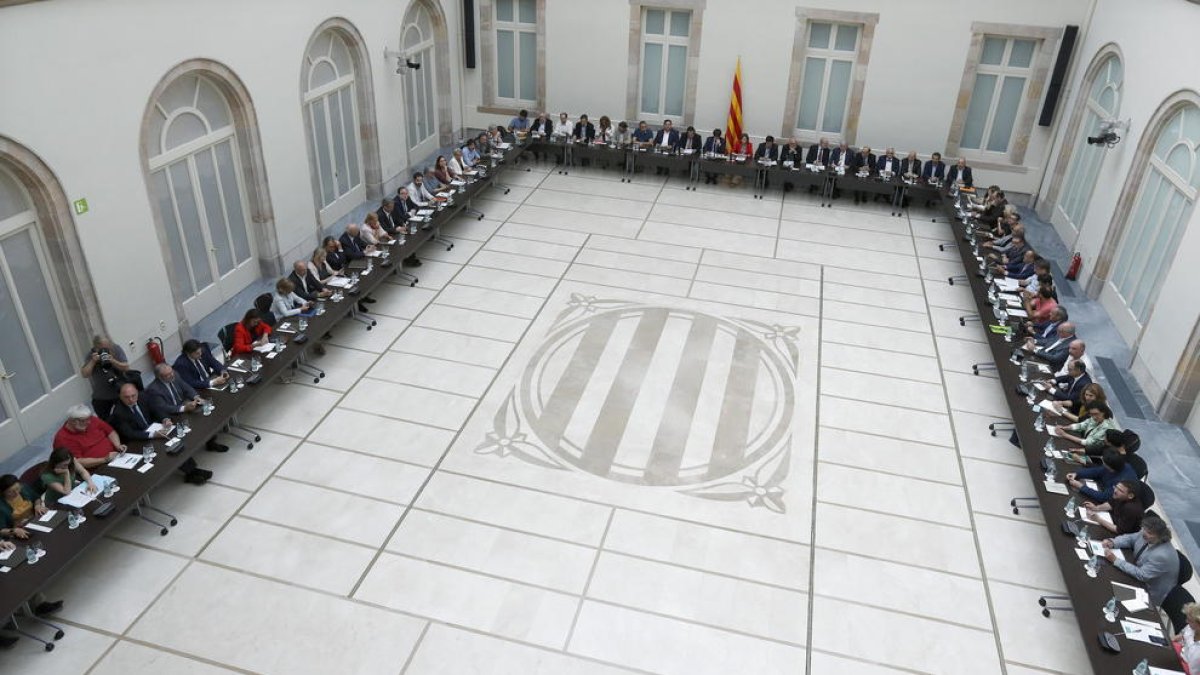 Imatge aèria de la taula del Pacte Nacional pel Referèndum, que es va reunir ahir.