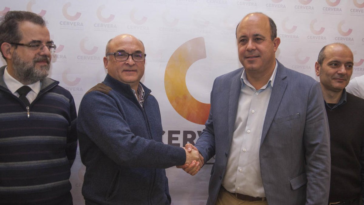 Antonio Delgado y Ramon Royes escenificando el acuerdo.