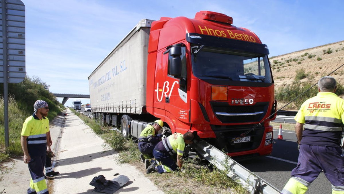 Un camión arranca unos 40 metros de valla en la autovía en Raimat