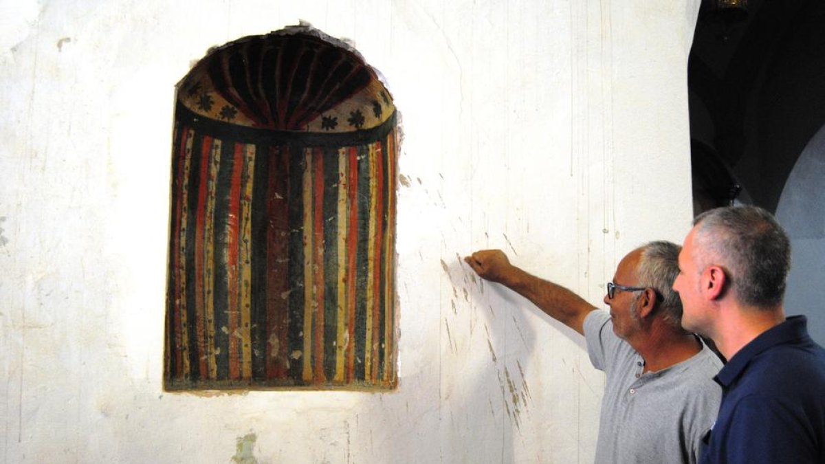 Piera i l’historiador Josep Canela, ahir al costat de la troballa.