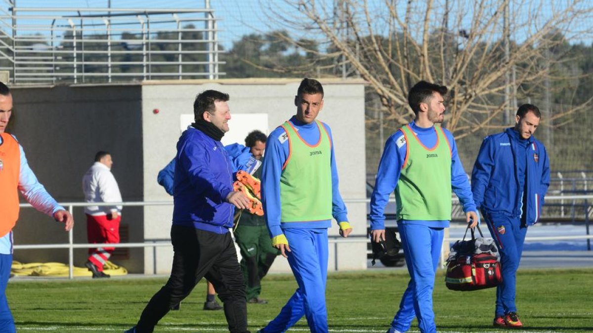 Nierga, en el centro, que no jugó el pasado sábado en el campo del Levante B, apunta mañana a titular.