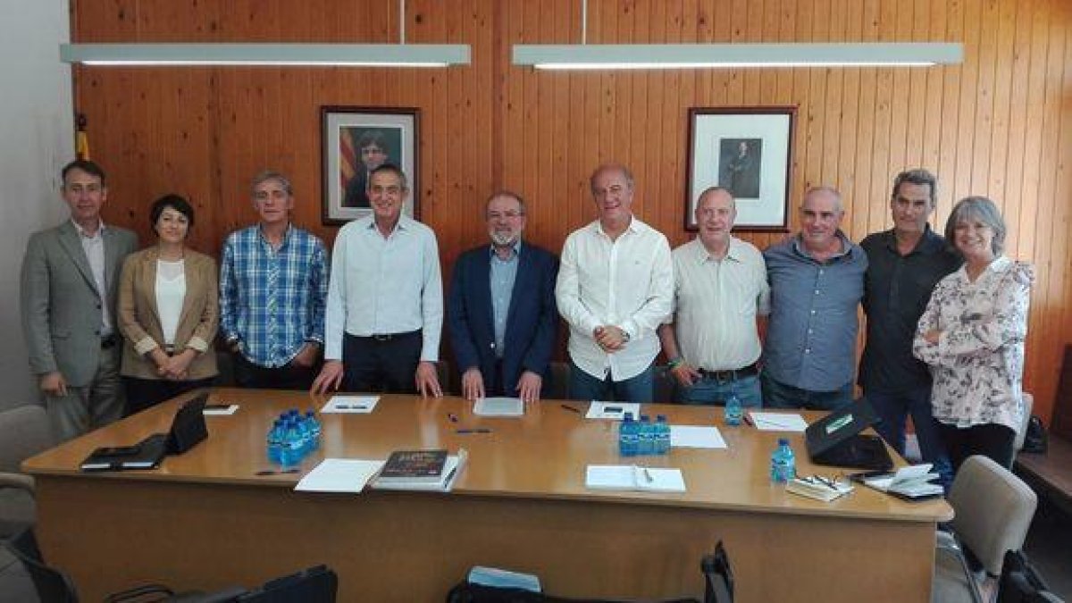 Imatge de grup dels assistents a la reunió, ahir a l’ajuntament de la Guingueta d’Àneu.