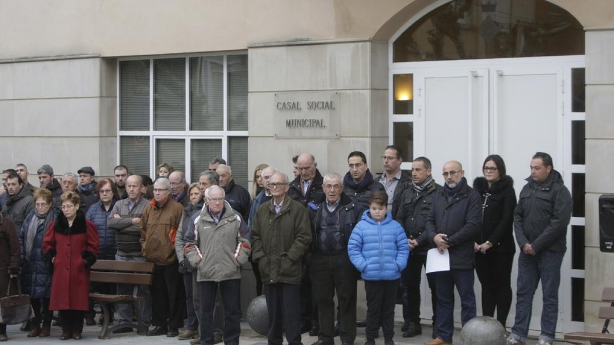 Veïns de Soses van guardar ahir a la tarda un minut de silenci en record dels agents rurals.