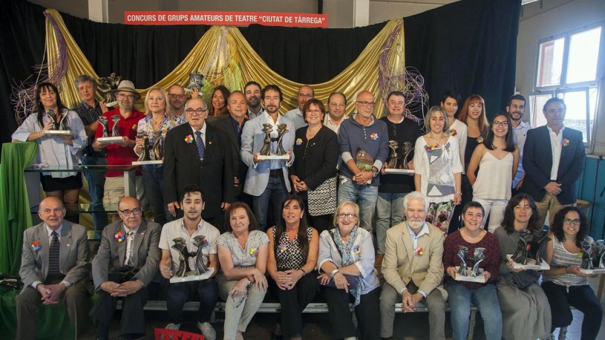 Foto de família de tots els guanyadors i els organitzadors del Concurs de Teatre Amateur de Tàrrega.