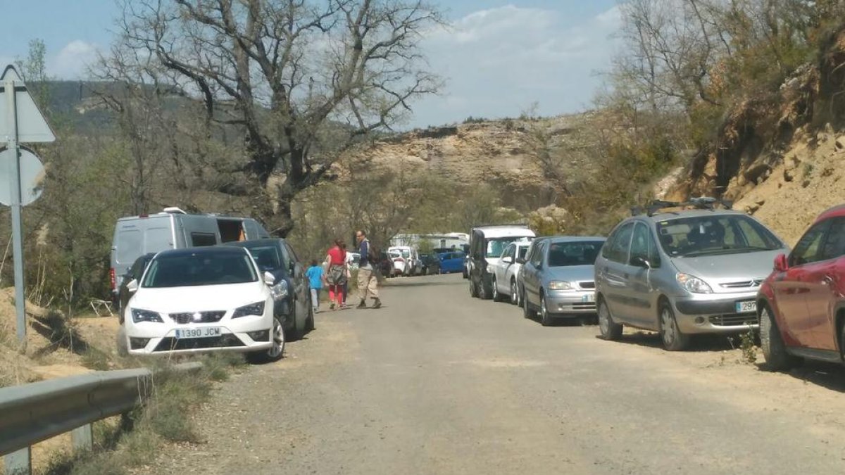 Vehículos y autocaravanas en el acceso al congosto en Sant Esteve.