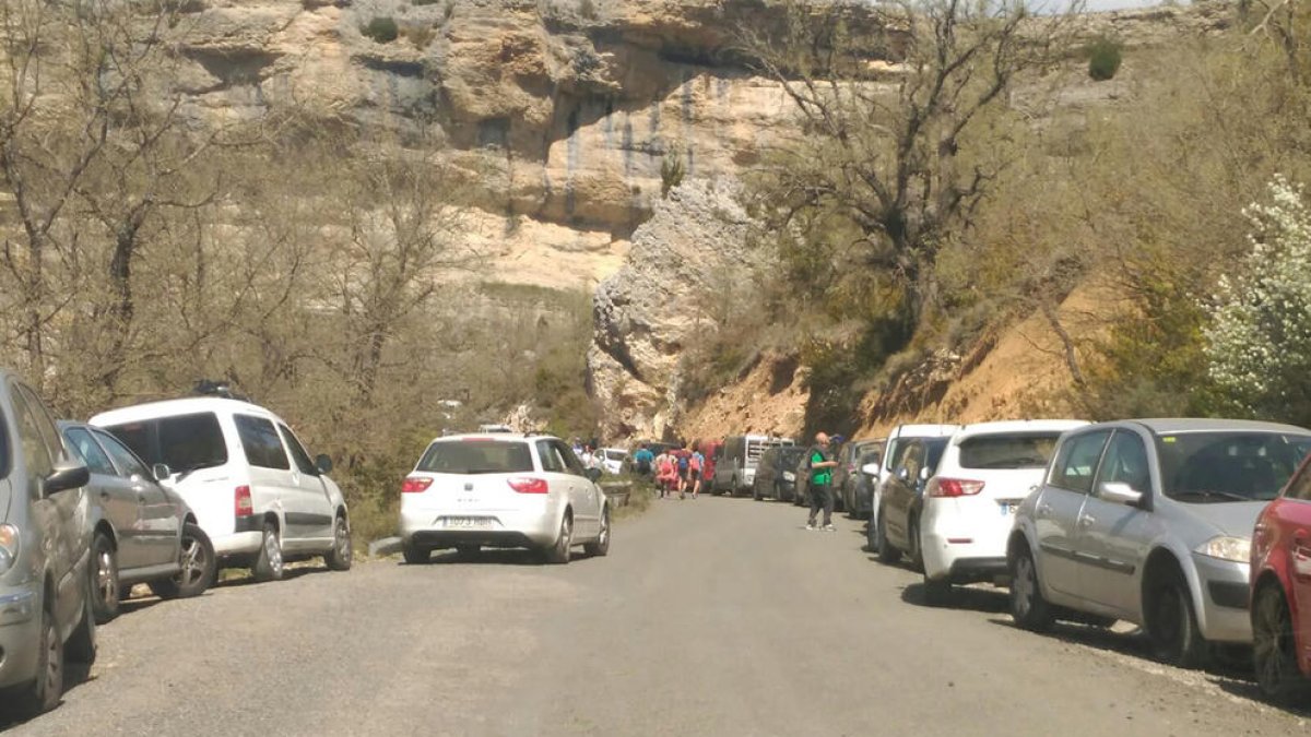 Invasió de cotxes als dos costats del camí de la carretera local de Sant Esteve l’any passat.