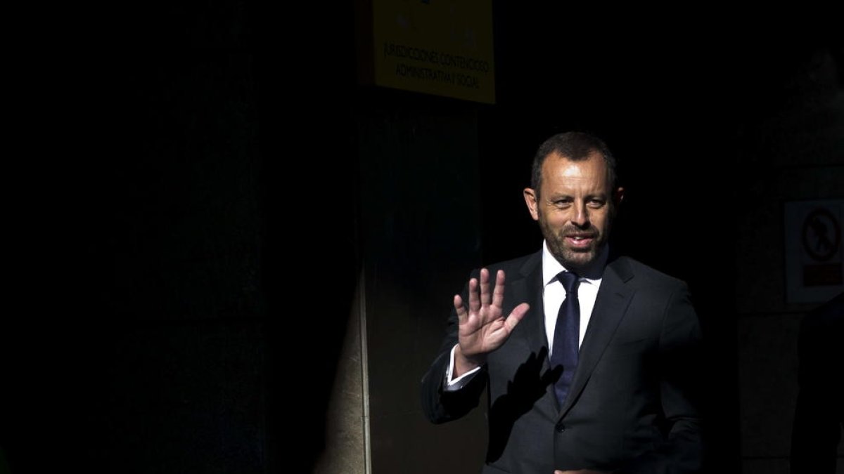 Sandro Rosell seguirà a la presó davant del risc de fuga.