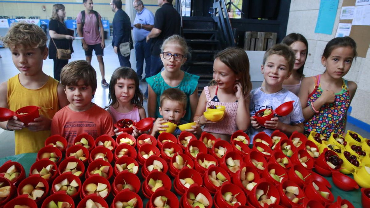La campaña empezó ayer en Alcoletge, donde Unió de Pagesos repartió estas fiambreras con fruta a un centenar de niños y niñas.