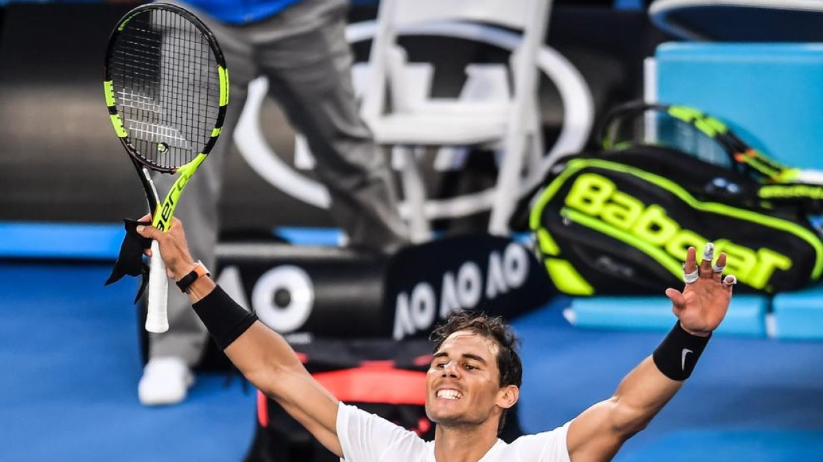 El balear aixeca els braços després de certificar una treballada victòria davant de l’alemany Zverez.