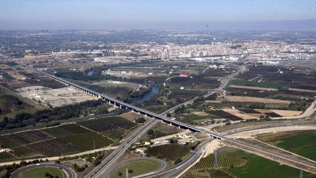 Vista aèria de l’Horta de Lleida, al costat del ‘bypass’ de l’AVE a la zona més pròxima al riu.