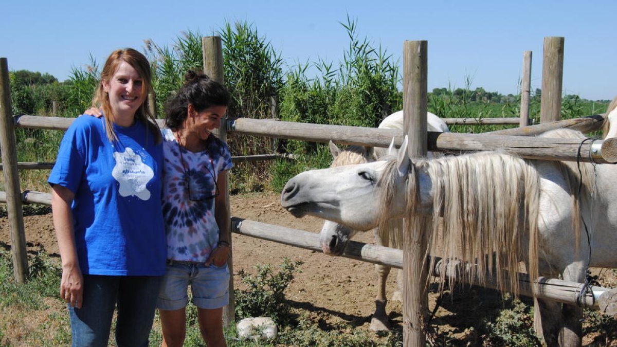 Organizadoras de la fiesta, ayer junto con el caballo “Boira”.