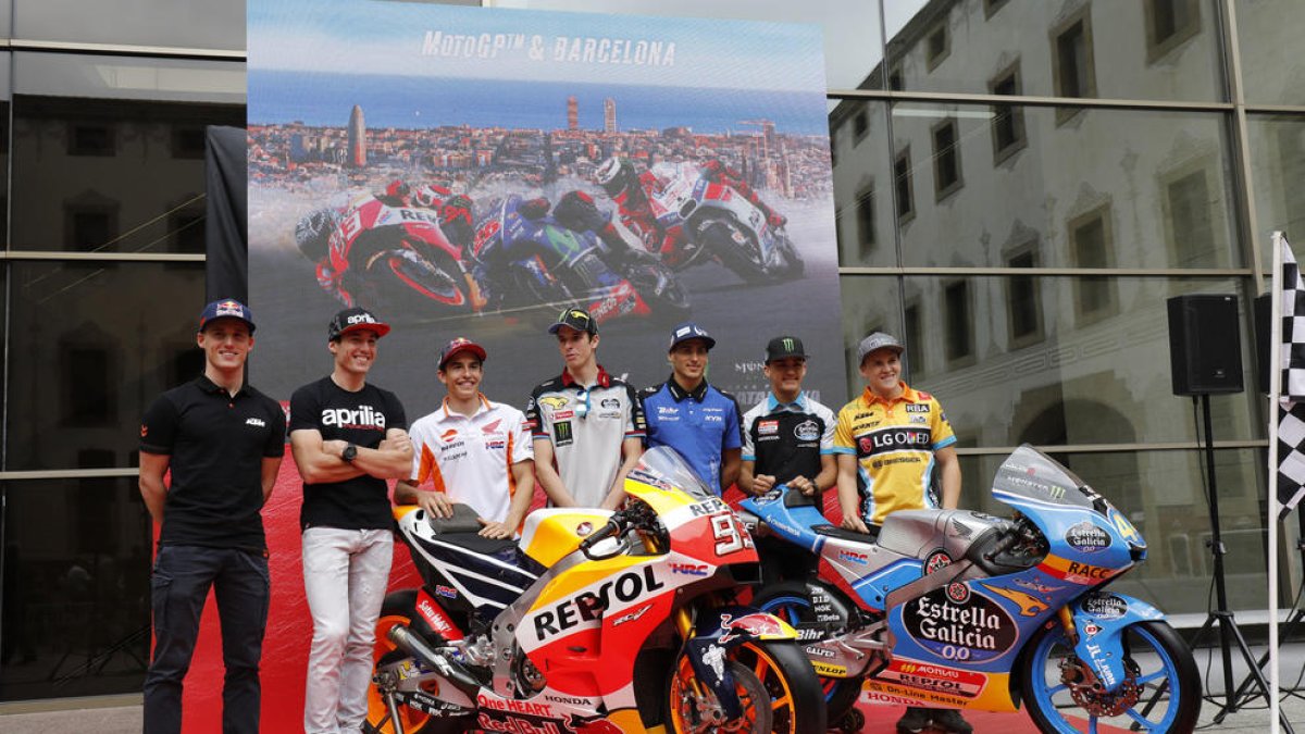 Marc y Àlex Màrquez junto a otros pilotos del Mundial durante la presentación ayer del gran premio.