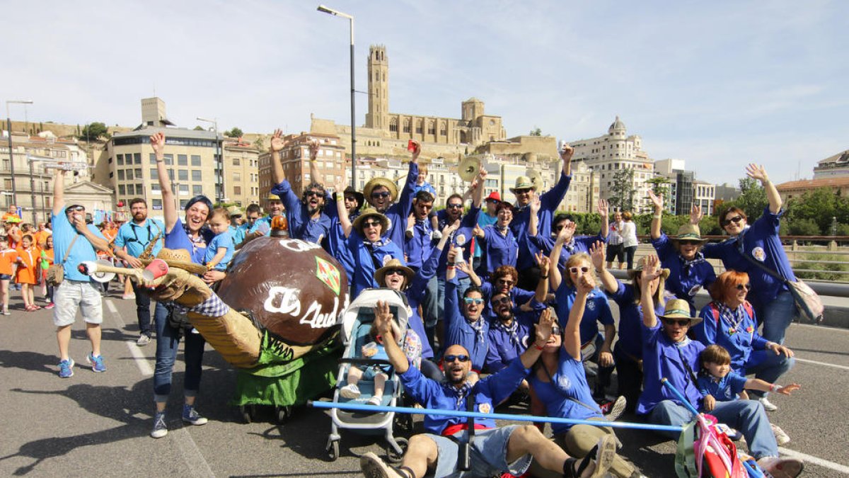 El pasacalles del último día es ya una tradición entre los peñistas, quienes en ningún momento abandonan el ambiente desenfadado.