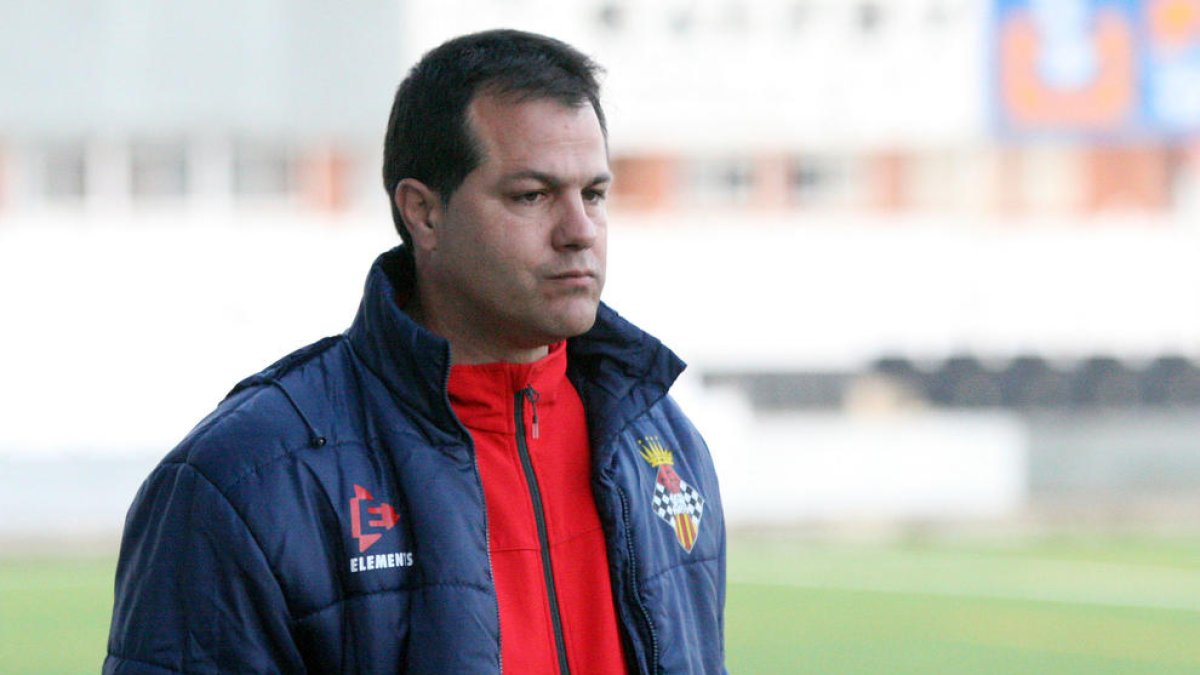 Joan Roca, a l’esquerra, quan dirigia el Balaguer, i Petreñas, a la dreta, al ser presentat.