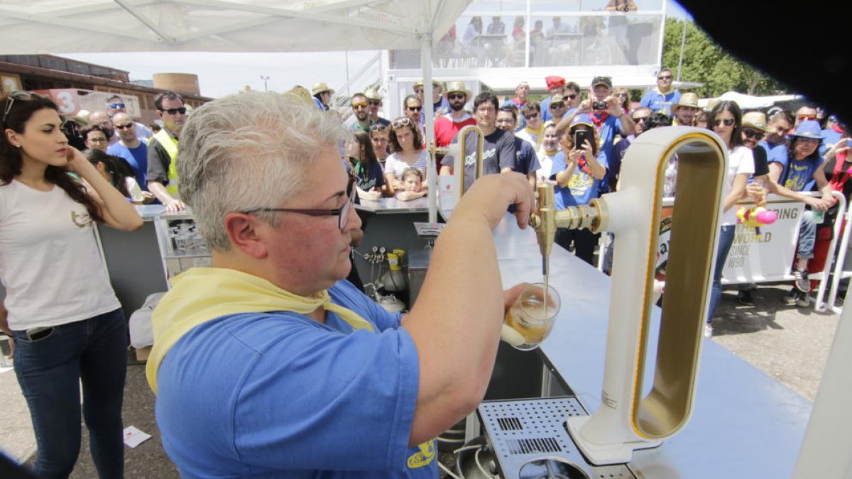 La guanyadora del concurs de tiradors de cervesa.