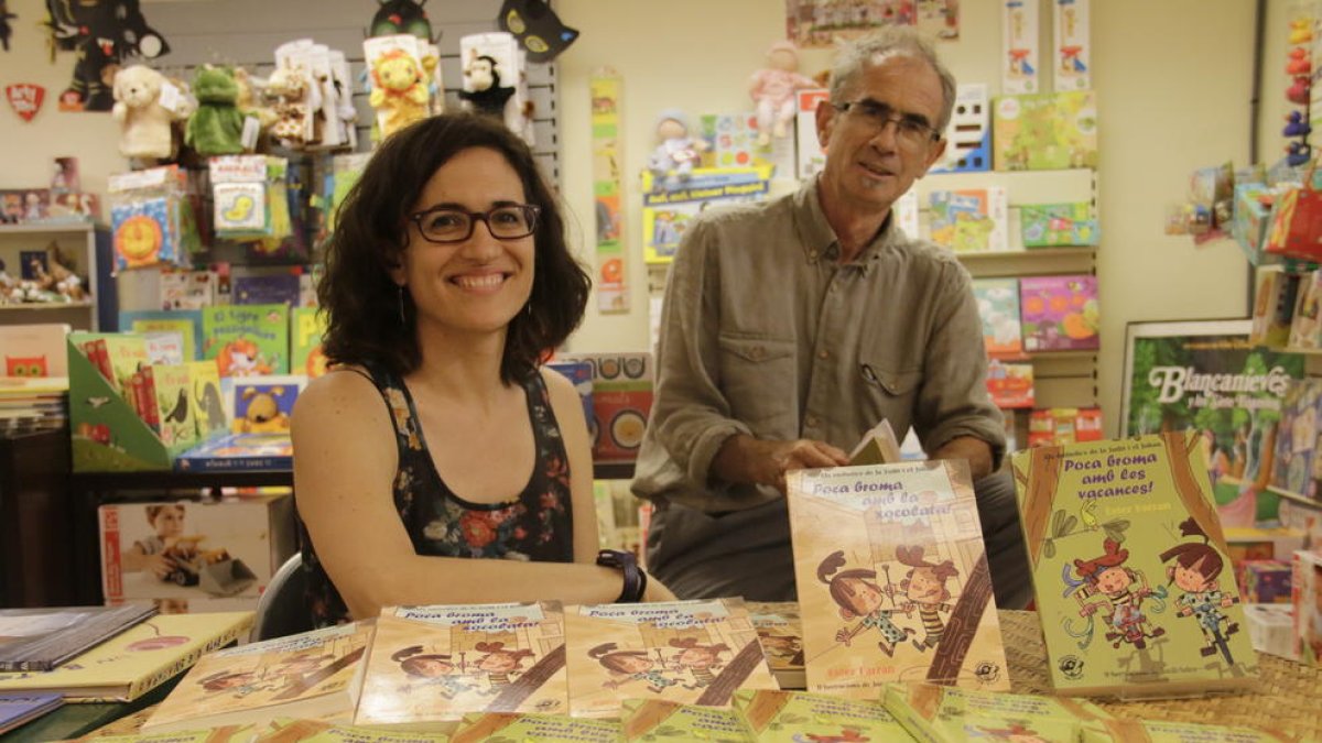 Presentan ‘Poca broma amb les vacances’ en la librería El Genet Blau