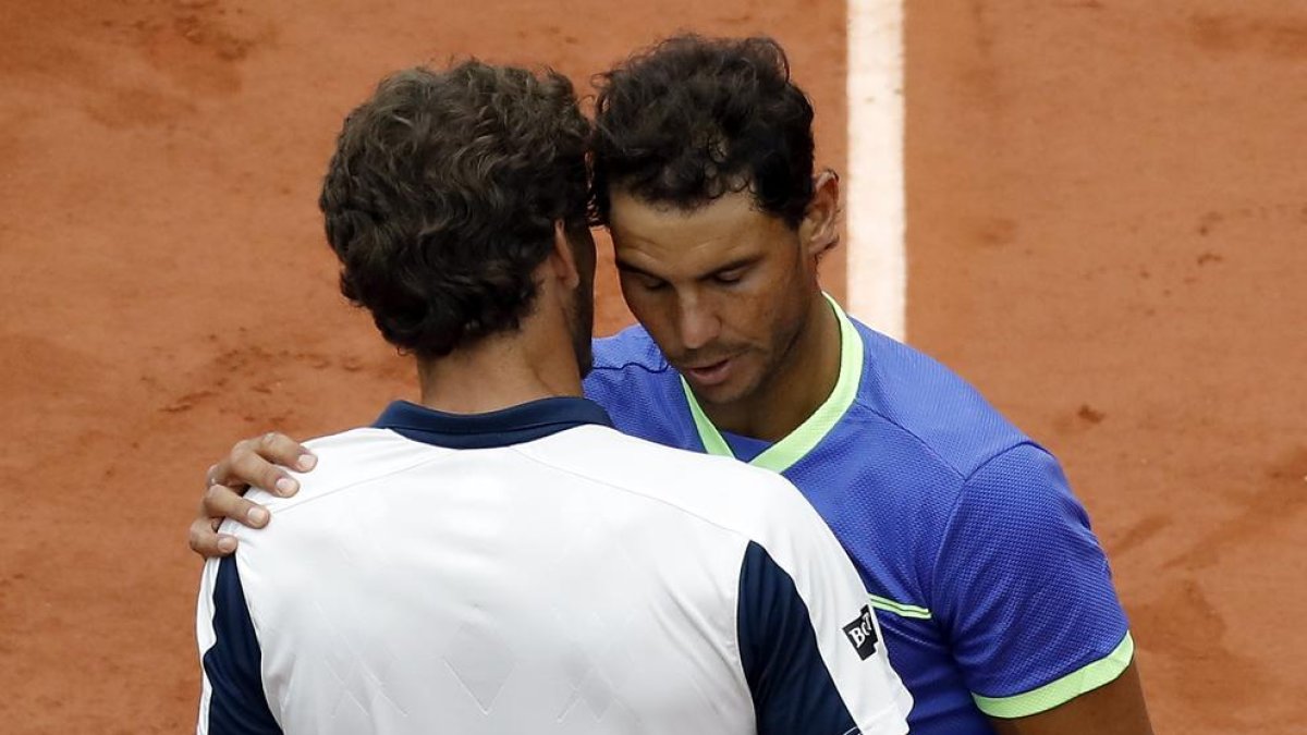 Pablo Carreño s’abraça a Nadal després de la retirada.