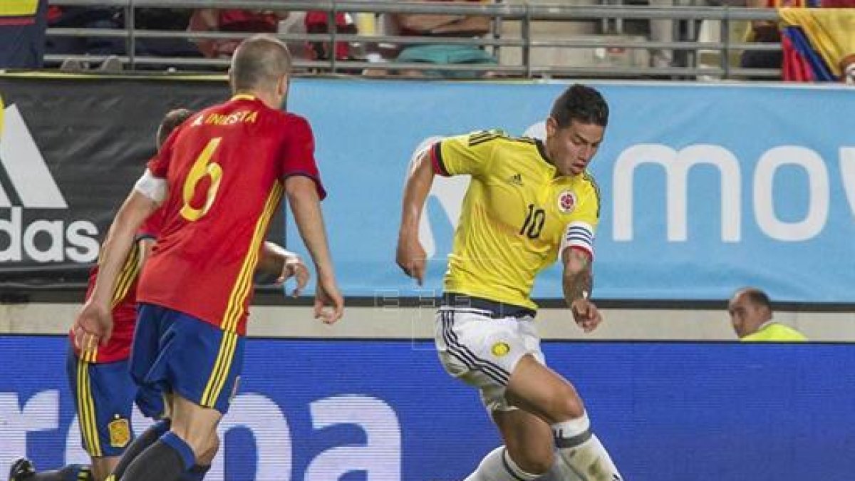 James Rodríguez porta la pilota davant d’Iniesta, que va ser el capità i va jugar només la primera part.
