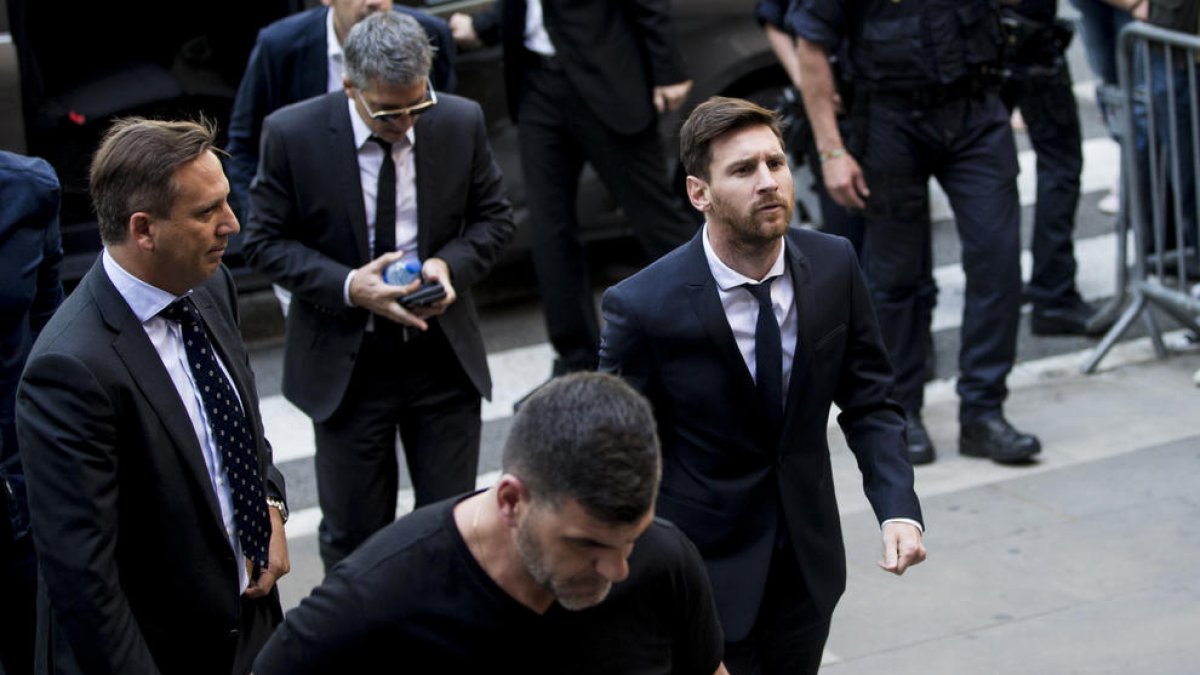 Leo Messi i el seu pare Jorge, darrere, a l’arribada a l’Audiència de Barcelona el juny del 2016.
