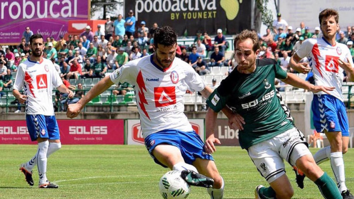 Aitor Núñez, izquierda con camiseta blanca, durante un partido con el Rayo Majadahonda.