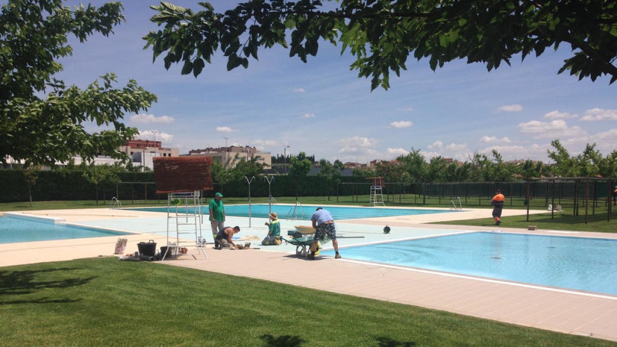 Los operarios de Alcarràs ultimando las mejoras en la zona.