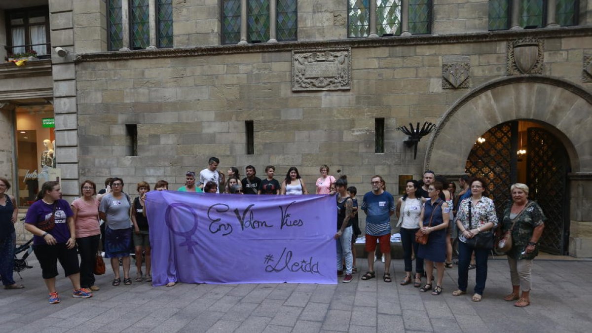 La Marea Lila hizo un concentración el lunes en la plaza de la Paeria para reclamar más recursos.
