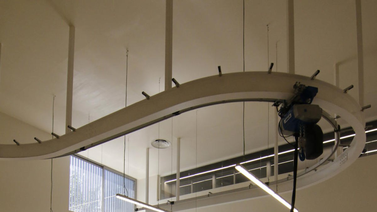 La gran sala per practicar necròpsies ja està totalment equipada.