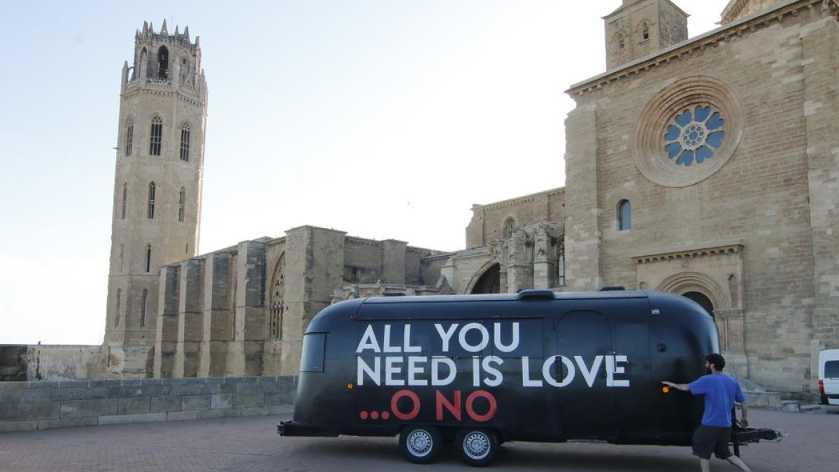 La caravana d''All you need is love... o no', a Lleida